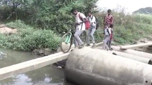 ಚಿಕ್ಕನಹಳ್ಳಿಯಲ್ಲಿ ರಾಜಕಾಲುವೆಗೆ ಸೇತುವೆ ನಿರ್ಮಿಸದ ದಾವಣಗೆರೆ ಪಾಲಿಕೆ, ಶಾಲಾ ಮಕ್ಕಳ ಪರದಾಟ