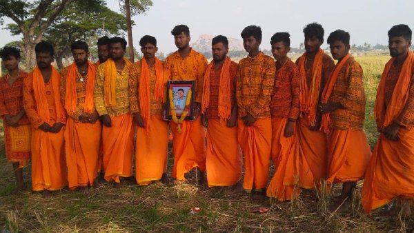 ಅಂಜನಾದ್ರಿ ಬೆಟ್ಟಕ್ಕೆ ಪುನೀತ್ ಫೋಟೋ ಜೊತೆ ಭಕ್ತರ ಪಾದಯಾತ್ರೆ!