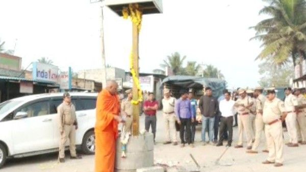 ಹಾಸನ: ಅನುಮತಿ ಪಡೆಯದೆ ನಿರ್ಮಿಸಿದ್ದ ರಾಯಣ್ಣ ಚೌಕಿ ತೆರವು