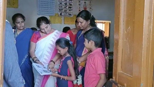 ಹೊಸನಾಯಕರಹಟ್ಟಿಯಲ್ಲಿ ಶಾಲೆಯ ವಿದ್ಯಾರ್ಥಿಗಳಿಗೆ ಶಿಕ್ಷಕಿಯಾದ ಶಾಸಕಿ ಪೂರ್ಣಿಮಾ