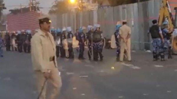 ಹುಬ್ಬಳ್ಳಿ ದರ್ಗಾದ ಕಟ್ಟಡ ತೆರವು: ಉದ್ವಿಗ್ನ ವಾತಾವರಣ, ಬಿಗಿ ಭದ್ರತೆ, ಸೆಕ್ಷನ್ 144 ಜಾರಿ