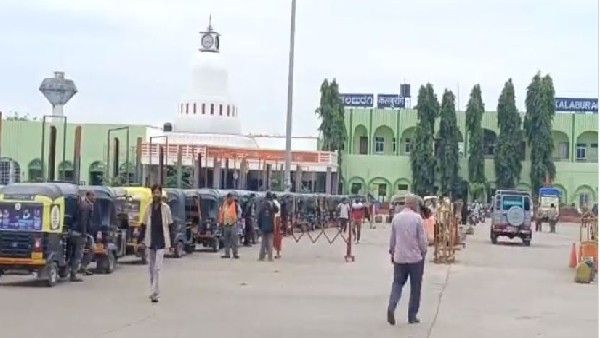 ಕಲಬುರಗಿ ರೈಲು ನಿಲ್ದಾಣಕ್ಕೆ ಹಸಿರು ಬಣ್ಣ: ಹಿಂದೂ ಪರ ಸಂಘಟನೆಗಳಿಂದ ಪ್ರತಿಭಟನೆ