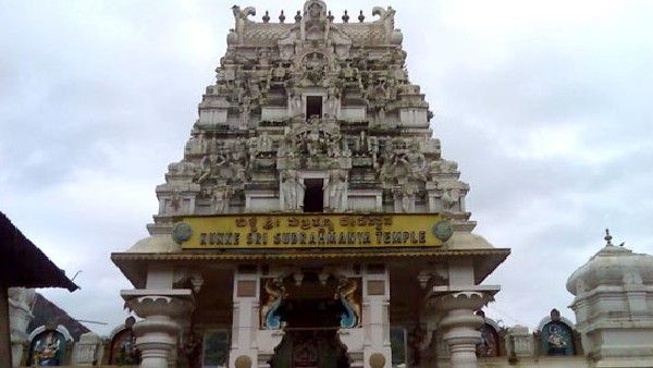 ಕರ್ನಾಟಕ: ದೇಗುಲಗಳಲ್ಲಿ ಮೊಬೈಲ್ ಬಳಕೆ ನಿಷೇಧಿಸುವಂತೆ ಅರ್ಚಕರ ಒಕ್ಕೂಟದಿಂದ ಸರ್ಕಾರಕ್ಕೆ ಮನವಿ