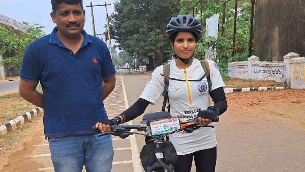 ಮಧ್ಯಪ್ರದೇಶದ ಯುವತಿಯಿಂದ ಸೈಕಲ್‌ನಲ್ಲಿಯೇ ದೇಶ ಪರ್ಯಟನೆ, ಕಾರವಾರದ ಮಹಿಳೆಯರಿಗೆ ಆತ್ಮವಿಶ್ವಾಸದ ಪಾಠ