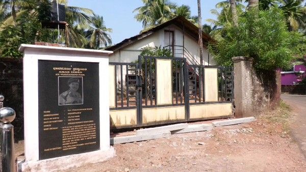 ಕಾರವಾರದಲ್ಲಿ ಹುತಾತ್ಮ ಯೋಧನ ಸ್ಮಾರಕ ರಕ್ಷಣೆಗೂ ಪರದಾಟ: ಕಣ್ಣೀರಿಡುತ್ತಿರುವ ಕುಟುಂಬ