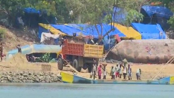 ದಕ್ಷಿಣ ಕನ್ನಡ ಜಿಲ್ಲೆಯಲ್ಲಿ ಅಕ್ರಮ ಮರಳುಗಾರಿಕೆ, ರೀಲ್ಸ್ ಮಾಡಿ ಉದ್ಧಟತನ