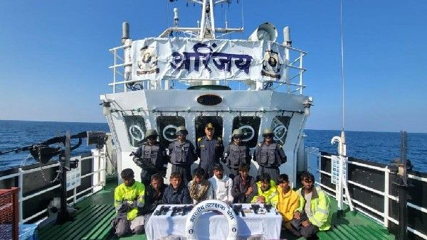 ಗುಜರಾತ್: ಪಾಕಿಸ್ತಾನ್ ದೋಣಿಯಲ್ಲಿ 300 ಕೋಟಿ ರೂ. ಡ್ರಗ್ಸ್ ವಶಕ್ಕೆ