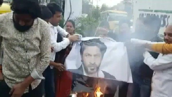 ಇಂದೋರ್‌ನಲ್ಲಿ ಪಠಾಣ್ ಚಿತ್ರದ ವಿರುದ್ಧ ಪ್ರತಿಭಟನೆ: ಎಸ್‌ಆರ್‌ಕೆ ಪ್ರತಿಕೃತಿ ದಹನ