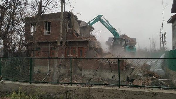 ಕಾಶ್ಮೀರದ ಪುಲ್ವಾಮಾದಲ್ಲಿ ಬುಲ್ಡೋಜರ್ ಮೂಲಕ ಪಾಕ್ ಮೂಲದ ಉಗ್ರನ ಮನೆ ಧ್ವಂಸ