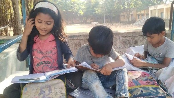 ತಳ್ಳುಗಾಡಿಯಲ್ಲಿ ಹಣ್ಣಿನ ವ್ಯಾಪಾರಿಯ ಮಕ್ಕಳ ಅಕ್ಷರ ಕಲಿಕೆ