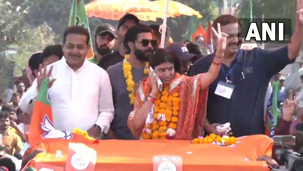 Gujarat Election Results 2022: ಪತ್ನಿಯ ರೋಡ್‌ ಶೋನಲ್ಲಿ ಭಾಗಿಯಾದ ಕ್ರಿಕೆಟಿಗ ರವೀಂದ್ರ ಜಡೇಜಾ