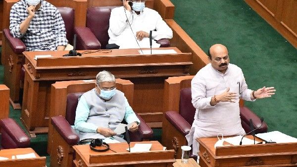 ಕೈಗಾರಿಕಾ ಕ್ಷೇತ್ರಾಭಿವೃದ್ಧಿಗೆ ಆರ್‌.ವಿ.ದೇಶಪಾಂಡೆ ಕೊಡುಗೆ ಅಪಾರ: CM