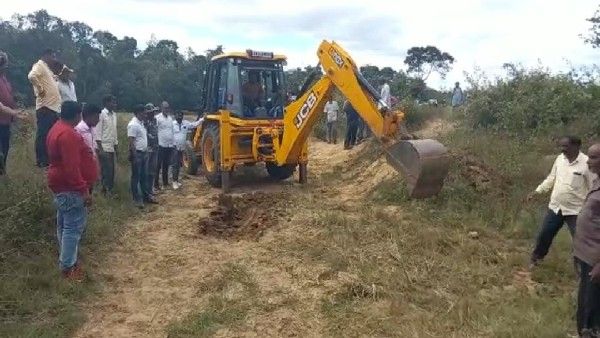 ಸರ್ಕಾರಕ್ಕೆ ಸೆಡ್ಡು: ಕಾಡಾನೆ ಓಡಾಡುವ ಜಾಗದಲ್ಲಿ 20 ಅಡಿ ಕಂದಕ ತೆಗೆದ ರೈತರು