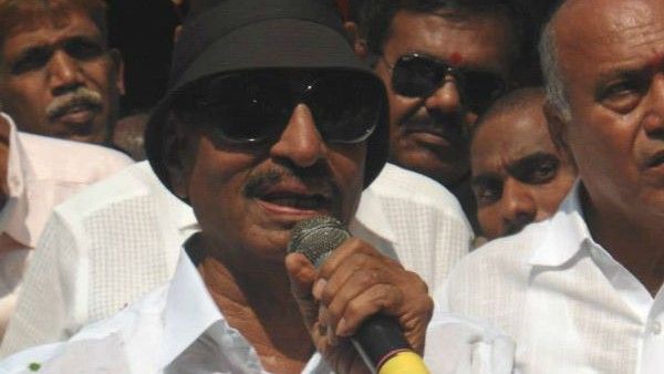 ಗವಿ ವಿವಾದ: ಮಹಾರಾಷ್ಟ್ರ ಸಿಎಂ ಪ್ರತಿಕೃತಿ ದಹಿಸಿ ವಾಟಾಳ್ ನಾಗರಾಜ್ ಪ್ರತಿಭಟನೆ, ಪೊಲೀಸ್ ವಶಕ್ಕೆ