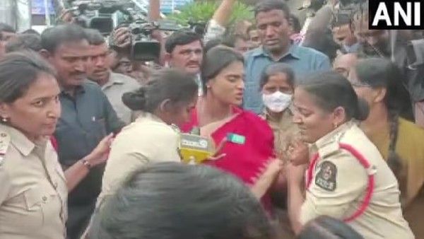 ತೆಲಂಗಾಣ: ವೈಎಸ್‌ಆರ್‌ಟಿಪಿ ಮುಖ್ಯಸ್ಥೆ ವೈಎಸ್ ಶರ್ಮಿಳಾ ಪ್ರತಿಭಟನೆ, ಪೊಲೀಸ್ ವಶಕ್ಕೆ