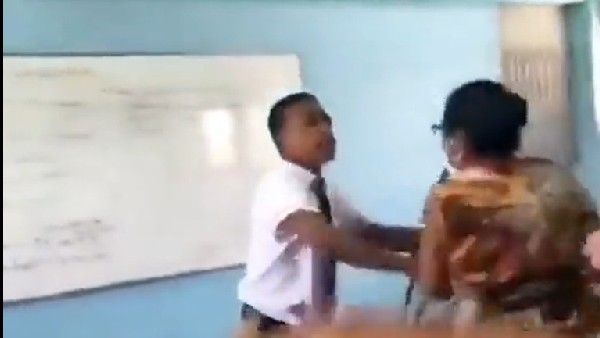ಟೀಚರ್ ಮೇಲೆ ವಿದ್ಯಾರ್ಥಿಯಿಂದ ಹಲ್ಲೆ: ವಿಡಿಯೋ ವೈರಲ್