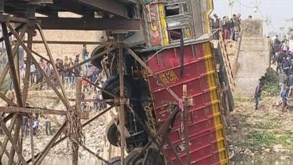 ಬಿಹಾರ: ಟ್ರಕ್ ಹಾದು ಹೋಗುತ್ತಿದ್ದಾಗ ಕುಸಿದ ಸೇತುವೆ