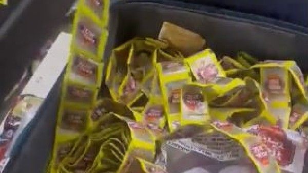 'ಪಾನ್ ಮಸಾಲಾ' ಚೀಟುಗಳಲ್ಲಿ ಲಕ್ಷಗಟ್ಟಲೇ ಹಣ ಬಚ್ಚಿಟ್ಟವನನ್ನು ಬಂಧಿಸಿದ ಕೋಲ್ಕತ್ತ ಕಸ್ಟಮ್ಸ್ ಅಧಿಕಾರಿಗಳು