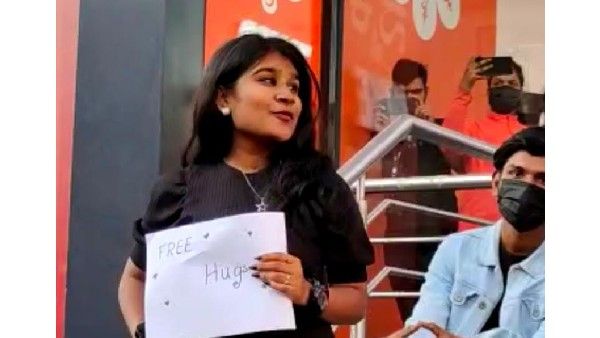 ಬೆಂಗಳೂರಿನ ಚರ್ಚ್‌ಸ್ಟ್ರೀಟ್‌ನಲ್ಲಿ 