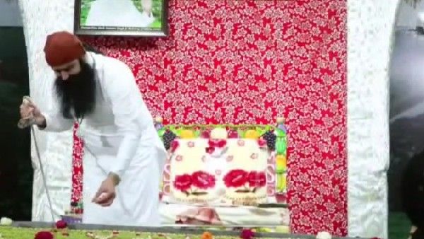 ಕತ್ತಿಯಿಂದ ಕೇಕ್ ಕಟ್: ಅತ್ಯಾಚಾರ ಅಪರಾಧಿ ರಾಮ್ ರಹೀಮ್ ಸಂಭ್ರಮ