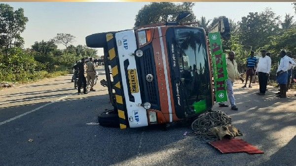 ರಾಘವಾಪುರಲ್ಲಿ ಕಾರು, ಲಾರಿ ನಡುವೆ ಭೀಕರ ಅಪಘಾತ; ನಾಲ್ವರು ಅಯ್ಯಪ್ಪ ಮಾಲಾಧಾರಿಗಳಿಗೆ ಗಂಭೀರ ಗಾಯ