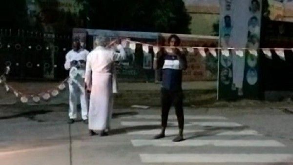 ಚಾಮರಾಜನಗರದಲ್ಲಿ ಪ್ರಜಾಧ್ವನಿ ಬಸ್ ಯಾತ್ರೆ: ಮಧ್ಯರಾತ್ರಿ ಬಾವುಟ ಕಟ್ಟಿದ 