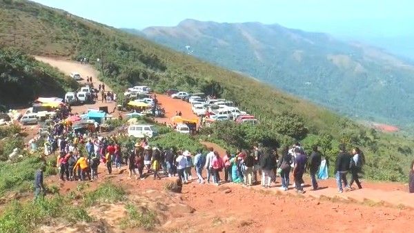 ಕಾಫಿನಾಡಿನಲ್ಲಿ ಹೊಸವರ್ಷದ ಸಂಭ್ರಮ: ಪ್ರವಾಸಿತಾಣಗಳಲ್ಲಿ ಜನ ಸಾಗರ