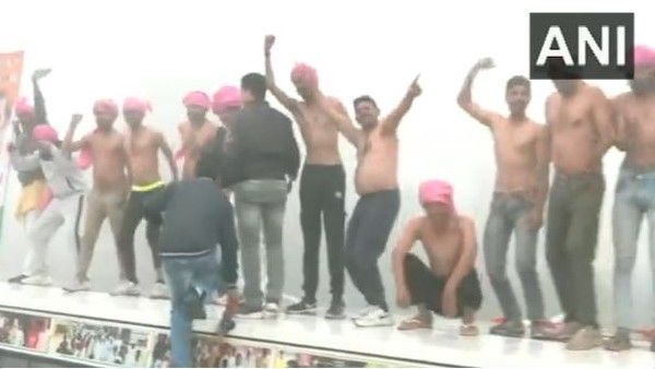 ಭಾರತ್ ಜೋಡೋ ಯಾತ್ರೆ: 6 ಡಿಗ್ರಿ ಸೆಲ್ಸಿಯಸ್‌ನಲ್ಲಿಯೂ ಶರ್ಟ್‌ಗಳಿಲ್ಲದೆ ನೃತ್ಯ ಮಾಡಿದ ಕಾಂಗ್ರೆಸ್ ಕಾರ್ಯಕರ್ತರು