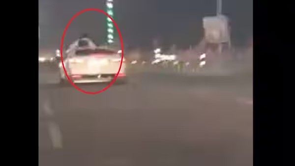 ಬೈಕ್ ಆಯ್ತು ಈಗ ಕಾರ್‌ ಸರದಿ: ಸನ್‌ರೂಫ್‌ನಲ್ಲಿ ಯುವ ಜೋಡಿಯ ರೋಮ್ಯಾನ್ಸ್!