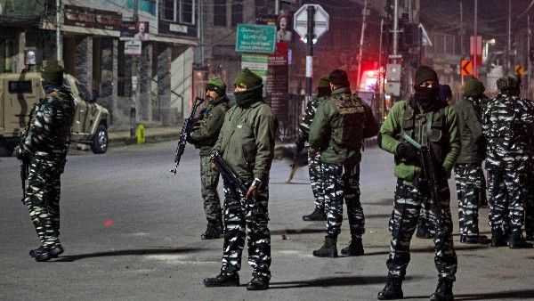 ಜಮ್ಮು ಕಾಶ್ಮೀರ: ಗ್ರಾಮಸ್ಥರಲ್ಲಿ ಭದ್ರತೆಯ ಭಾವ ಮೂಡಿಸಲು ಗ್ರಾಮ ರಕ್ಷಣಾ ಸಮಿತಿಗಳಿಗೆ ಸೇನೆಯಿಂದ ತರಬೇತಿ