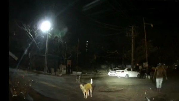 ಸರ್ಜಾಪುರದಲ್ಲಿ ಕಾರಿಗೆ ಬೈಕ್ ಡಿಕ್ಕಿ, ಕಿರುಕುಳ: ಕ್ಯಾಮೆರಾದಲ್ಲಿ ದೃಶ್ಯ ಸೆರೆ- ಇಬ್ಬರ ಬಂಧನ