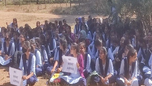 ದಾವಣಗೆರೆ: ಸರ್ಕಾರಿ ಪ್ರಥಮ ದರ್ಜೆ ಕಾಲೇಜಿಗೆ ಜಾಗ ಹಸ್ತಾಂತರ ವಿಚಾರ; ಡಿಆರ್‌ಆರ್‌ ವಿದ್ಯಾರ್ಥಿಗಳ ಆಕ್ರೋಶ