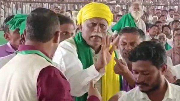 ಧಾರವಾಡದಲ್ಲಿ ಸಿಎಂ ಮುಂದೆಯೇ ಬೆಳೆಹಾನಿ ಪರಿಹಾರ ಬಂದಿಲ್ಲ ಎಂದು ಘೋಷಣೆ ಕೂಗಿದ ರೈತರು