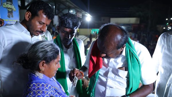 ಬಳ್ಳಾರಿಯಲ್ಲಿ ಪಂಚರತ್ನ ಯಾತ್ರೆ: ಪತಿಯನ್ನು ಬದುಕಿಸಿಕೊಂಡುವಂತೆ ಎಚ್‌ಡಿಕೆ ಕಾಲು ಹಿಡಿದ ಮಹಿಳೆ