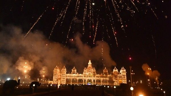 ಮೈಸೂರಿನಲ್ಲಿ ಹೊಸ ವರ್ಷಾಚರಣೆ: ಚಾಮುಂಡಿ ಬೆಟ್ಟದಲ್ಲಿ ನೆರೆದ ಭಕ್ತರ ದಂಡು, ಕಂಗೊಳಿಸಿದ ಅರಮನೆ