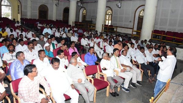 ನಾಟಕದಲ್ಲಿ ಸಿದ್ದರಾಮಯ್ಯ, ಡಿಕೆಶಿಗೆ ಅಪಮಾನ: ರಂಗಾಯಣಕ್ಕೆ ಮುತ್ತಿಗೆ ಹಾಕಲು ನಿರ್ಧಾರ