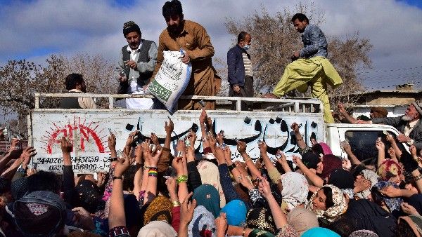 ಮಹಾಪತನದತ್ತ ಪಾಕಿಸ್ತಾನ: ನೌಕರರ ವೇತನ, ಅಧಿಕಾರಿಗಳ ಉದ್ಯೋಗ ಕಡಿತಕ್ಕೆ ನಿರ್ಧಾರ- ಕೈಕೊಟ್ಟ ಚೀನಾ, ಇನ್ನೇನು ಕಾದಿದೆ ಮುಂದೆ?