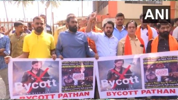 ಬೆಂಗಳೂರು: ಶಾರುಖ್ ನಟನೆಯ ಪಠಾಣ್ ಪೋಸ್ಟರ್‌ಗಳನ್ನು ಸುಟ್ಟು ಪ್ರತಿಭಟನೆ ನಡೆಸಿದ ವಿಎಚ್‌ಪಿ ಕಾರ್ಯಕರ್ತರು