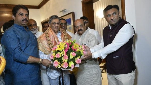 ಪದ್ಮವಿಭೂಷಣ ಎಸ್‌ಎಂ ಕೃಷ್ಣ ಸನ್ಮಾನಿಸಿದ ಸಿಎಂ ಬಸವರಾಜ ಬೊಮ್ಮಾಯಿ