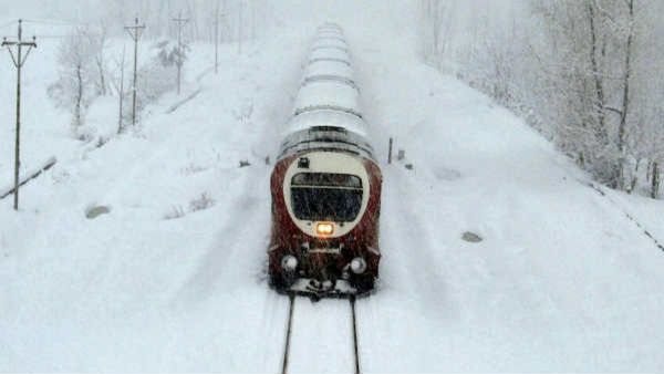 Kashmir Snowfall: ರಾಷ್ಟ್ರೀಯ ಹೆದ್ದಾರಿ ಬಂದ್- ವಿಮಾನಗಳು ವಿಳಂಬ, ರೈಲು ಸೇವೆ ಸ್ಥಗಿತ