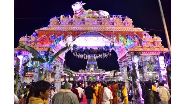 Suttur Jatra 2023 : ಇತಿಹಾಸ ಪ್ರಸಿದ್ಧ ಸುತ್ತೂರು ಜಾತ್ರೆಗೆ ಅದ್ಧೂರಿ ಚಾಲನೆ: ಶ್ರೀಮಠಕ್ಕೆ ಹರಿದು ಬಂದ ಭಕ್ತಸಾಗರ