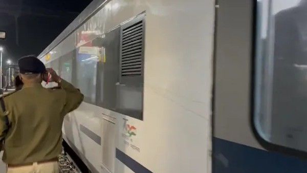 ಬಂಗಾಳ: ವಂದೇ ಭಾರತ್ ಎಕ್ಸ್‌ಪ್ರೆಸ್ ಮೇಲೆ ಮತ್ತೆ ಕಲ್ಲು ತೂರಾಟ, ರೈಲು ಸಂಚಾರಕ್ಕೆ ಅಡ್ಡಿ