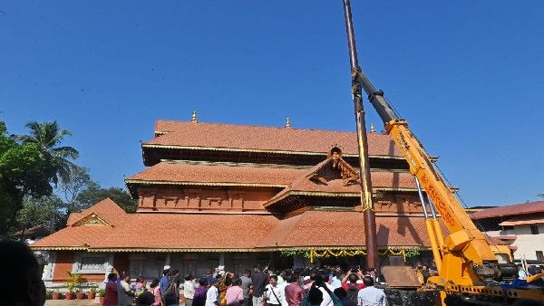 ಉಡುಪಿ: ಕಡಿಯಾಳಿ ದೇವಾಲಯದ ಧ್ವಜಸ್ತಂಭಕ್ಕೆ ಪ್ರದಕ್ಷಿಣೆ ಹಾಕಿದ ಗರುಡ!