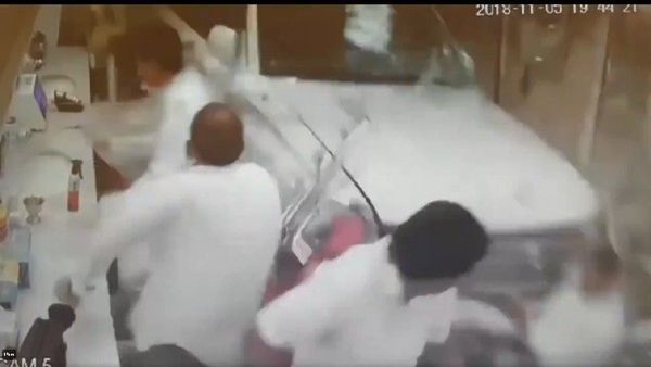 Shocking Video: ಸೆಲೂನ್‌ಗೆ ನುಗ್ಗಿದ ಕಾರು: ವಿಡಿಯೋ ಕಂಡು ಜನ ಶಾಕ್..