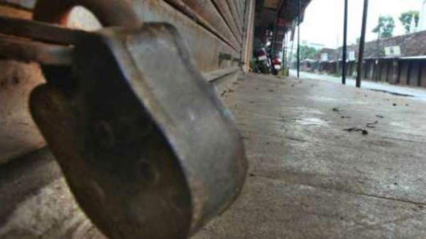 ನೀರು ಕೊಡದಿದ್ದಕ್ಕೆ ಪಂಚಾಯಿತಿಗೆ ಬೀಗ ಹಾಕಿ ಬಂದೂಕು ಹಿಡಿದು ನಿಂತ ವ್ಯಕ್ತಿ