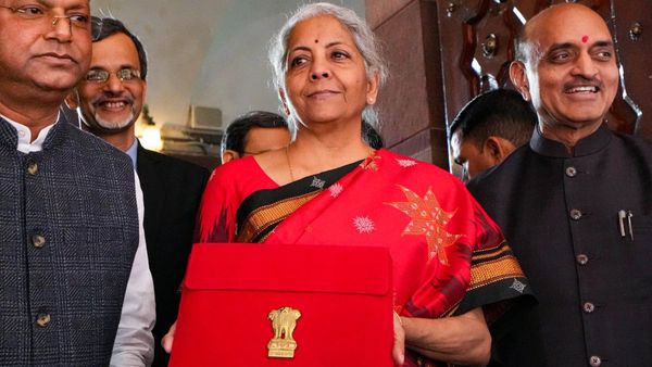 Budget 2023: ಬಜೆಟ್ ಮಂಡನೆಗೆ ಕೆಂಪು ಬಣ್ಣದ ಸೀರೆಯುಟ್ಟು ಬಂದ ನಿರ್ಮಲಾ ಸೀತಾರಾಮನ್, ಕಾರಣ ಇಲ್ಲಿದೆ