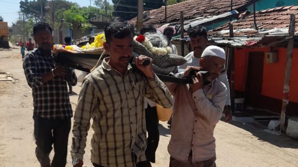 ಚಾಮರಾಜನಗರ ಜಿಲ್ಲೆಯ ಒಂದೂರಲ್ಲಿ ಅಂತ್ಯಸಂಸ್ಕಾರಕ್ಕೆ ಬಾರದ ಜನ; ಮತ್ತೊಂದು ಕಡೆ ಮುಸ್ಲಿಂ ಯುವಕರಿಂದ ಹಿಂದೂ ವೃದ್ಧೆಯ ಅಂತ್ಯಕ್ರಿಯೆ