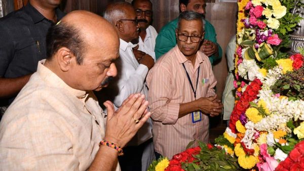 ಸಿದ್ಧಾರೂಢ ಮಠಕ್ಕೆ ಭೇಟಿ ನೀಡಿ ವಿಶೇಷ ಪೂಜೆ ಸಲ್ಲಿಸಿದ ಸಿಎಂ ಬಸವರಾಜ ಬೊಮ್ಮಾಯಿ