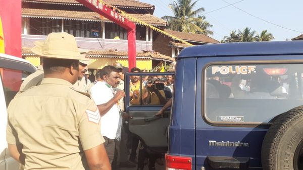 ಕದಂಬೋತ್ಸವ ಬಿಜೆಪಿ ಪಕ್ಷದ ಉತ್ಸವವಾಗುತ್ತಿದೆ: ಸಿಎಂ ಕಾರು ಅಡ್ಡಗಟ್ಟಿ ಕಾಂಗ್ರೆಸ್ ಕಾರ್ಯಕರ್ತರ ಆಕ್ರೋಶ