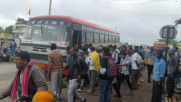 ರಾಜಕೀಯ ಪ್ರಚಾರಕ್ಕಾಗಿ ಬಸ್‌ಗಳ ಬಳಕೆ, ಚಿಕ್ಕಬಳ್ಳಾಪುರ ಜಿಲ್ಲೆಯ ಗ್ರಾಮೀಣ ವಿದ್ಯಾರ್ಥಿಗಳ ಪರದಾಟ